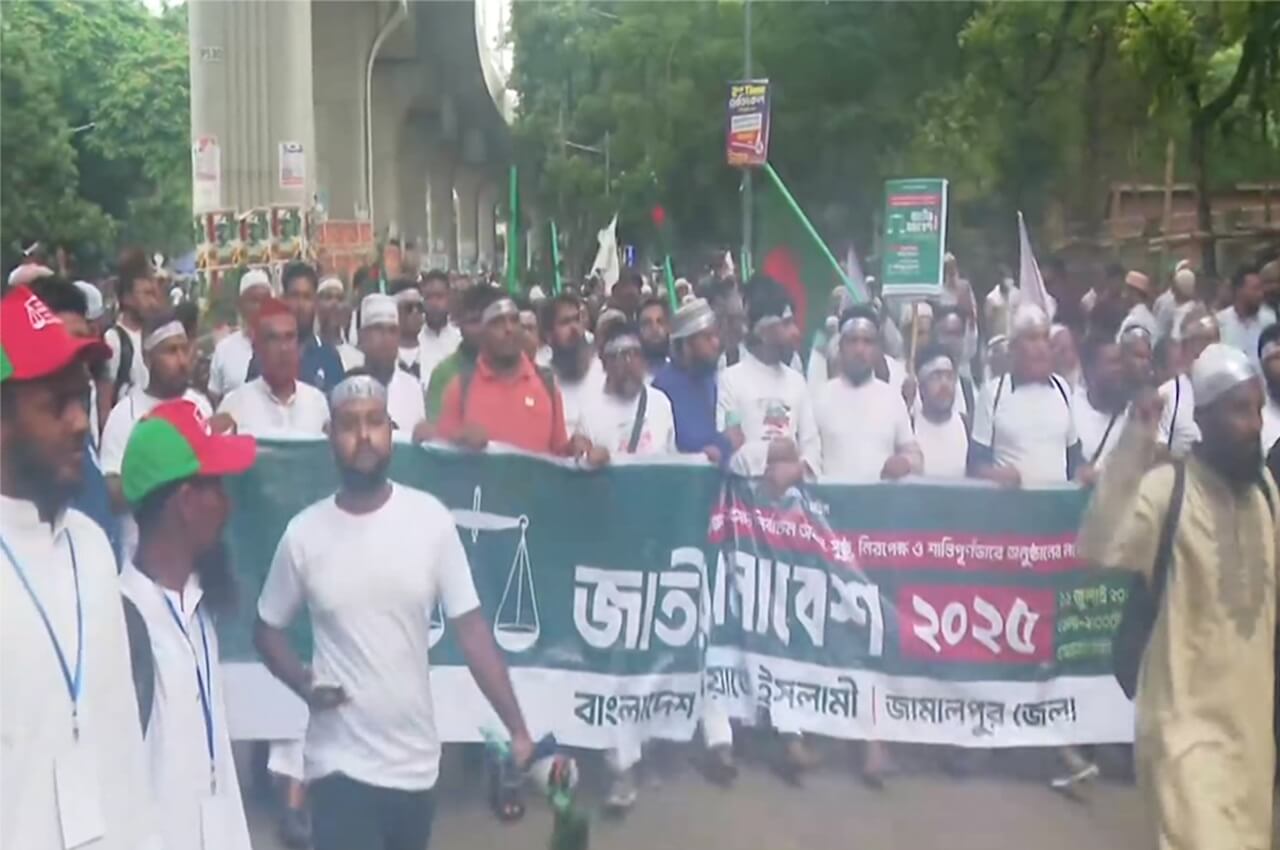 দলে দলে সমাবেশস্থলে যাচ্ছেন জামায়াত নেতাকর্মীরা